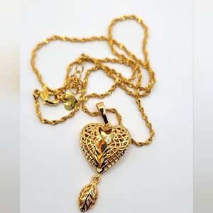 Stylish Gold color necklace